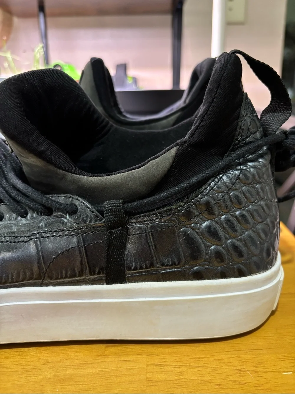 Article number Sneaker Lot Sneakers in Light Gray and Black Men’s.